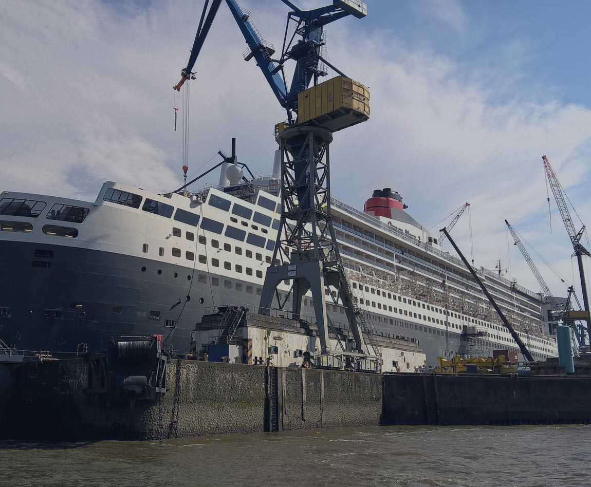 astillero con un transatlántico