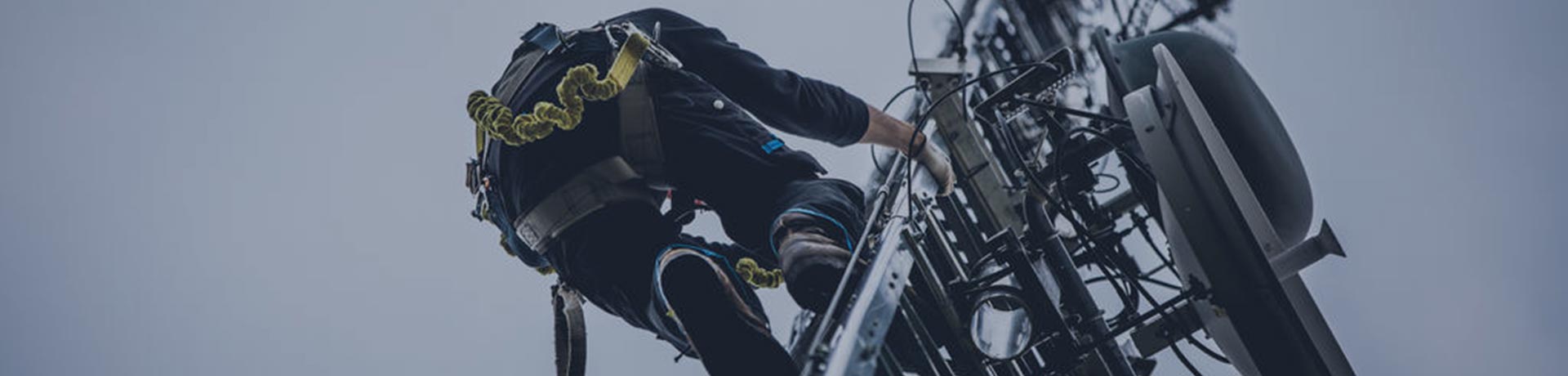 technico en una torre de comunicacion