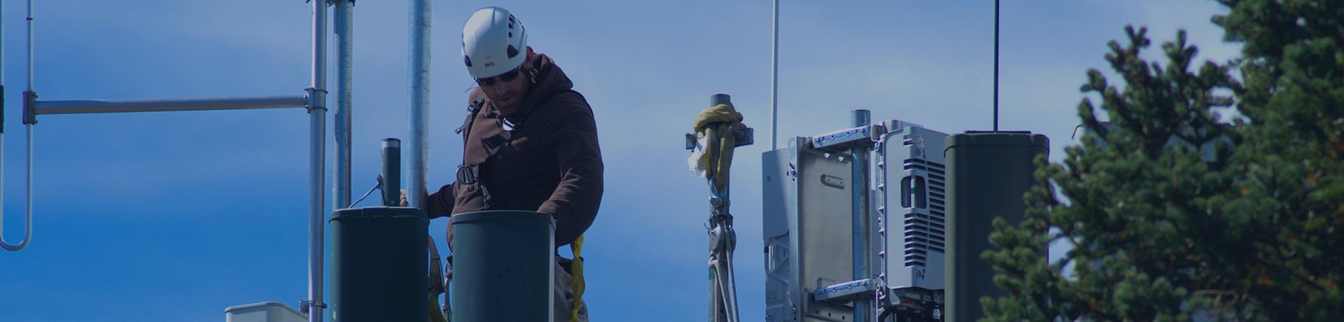 technico en una torre de comunicacion