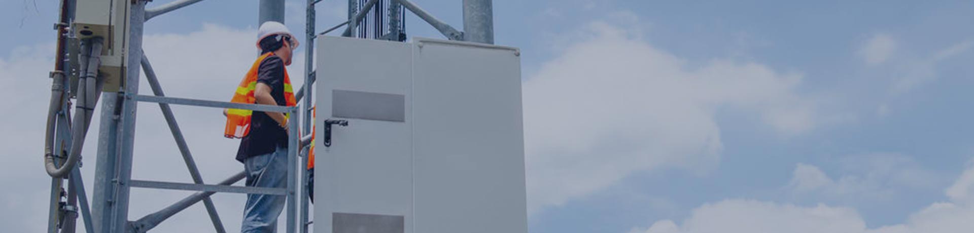 technico en una torre de comunicacion