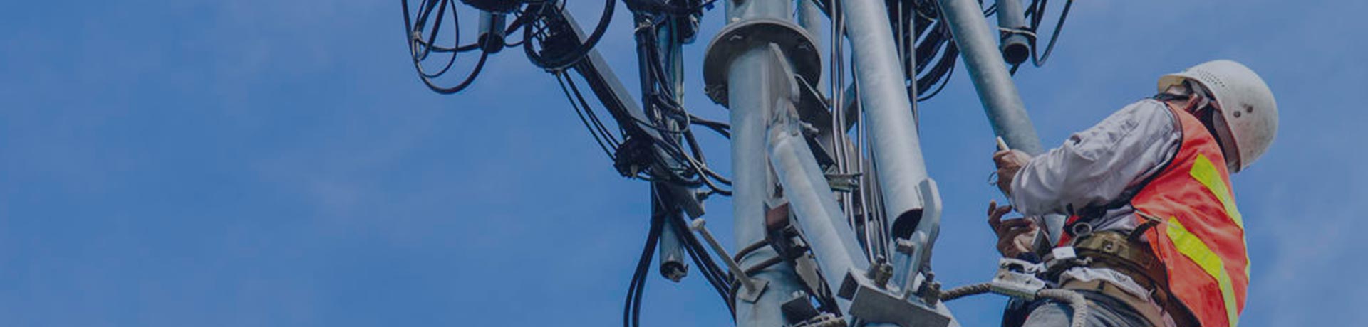 technico en una torre de comunicacion