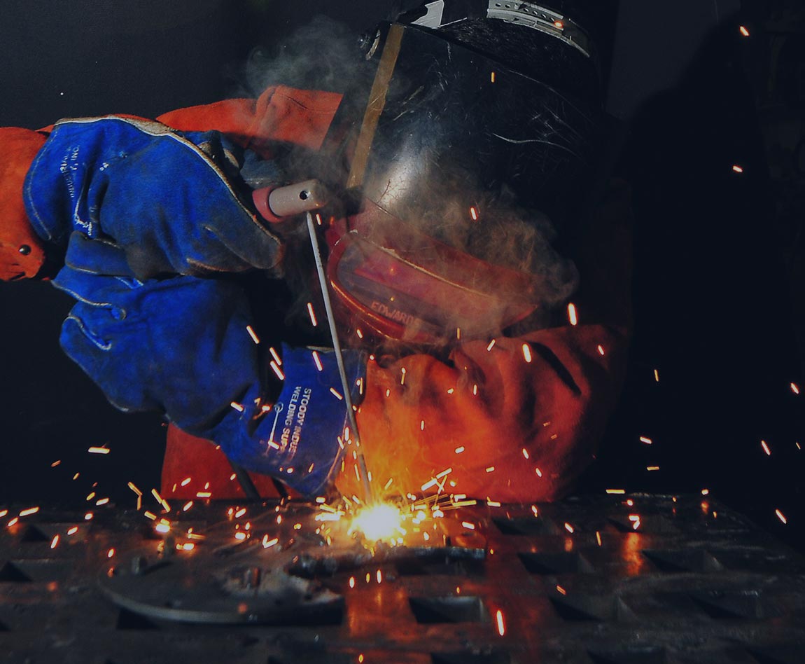 trabajador haciendo soldadura