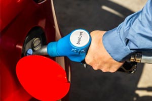 hombre llenando su depósito con combustible alternativo AdBlue