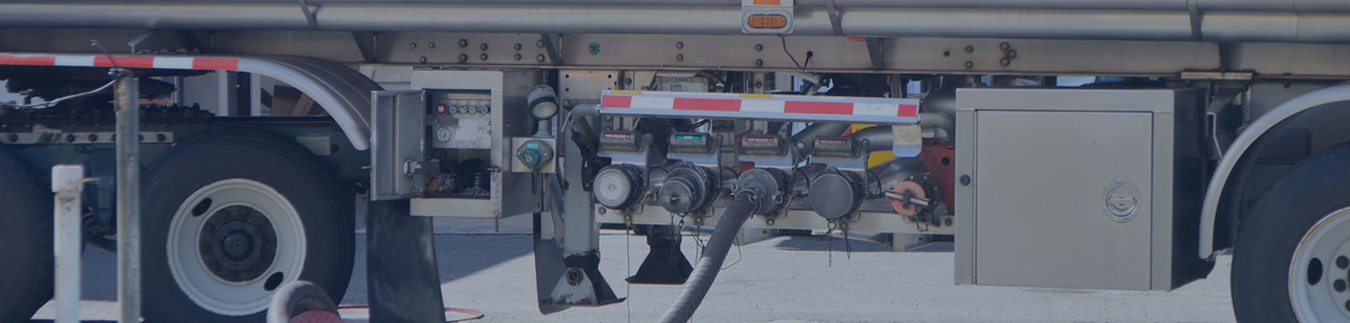 contadores y bombas de llenado en el lateral de un camión cisterna