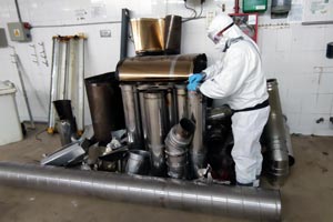 Empleado de Eurocontrol tomando muestras de aminato