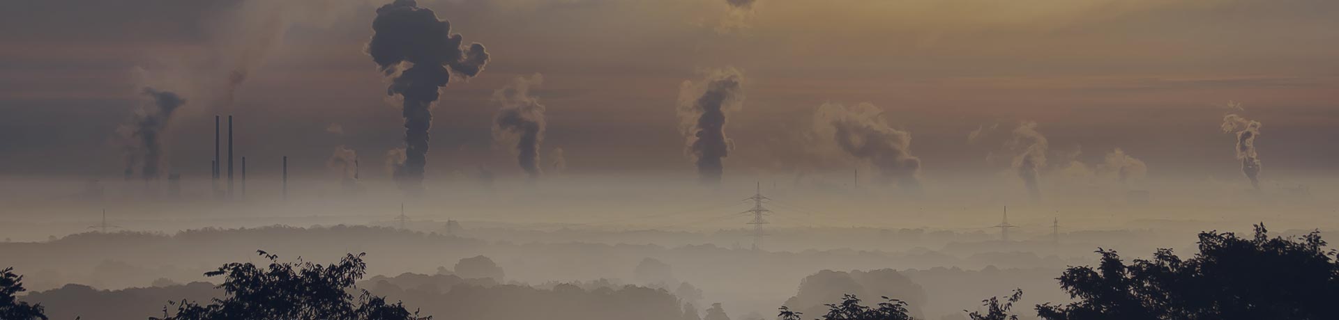 horizonte com muitos fumos de fábrica