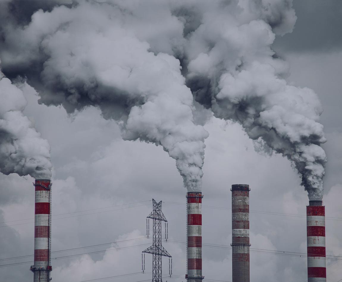 humo que sale de varias chimeneas de fábricas
