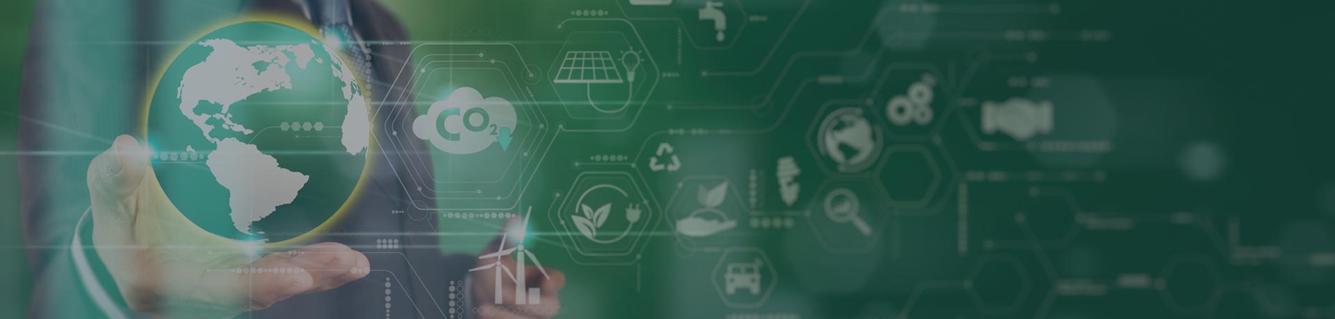 "a man holding the earth in his hands with ecological digital data all around" (Texto alternativo predefinido: "Um homem que segura a terra nas suas mãos com dados digitais ecológicos à sua volta")