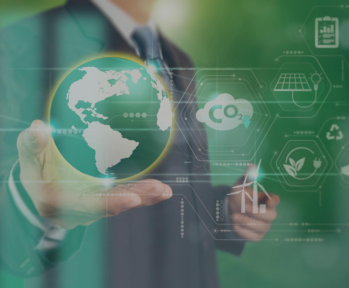 un hombre que tiene el mundo en la mano con datos ecológicos digitales a su alrededor