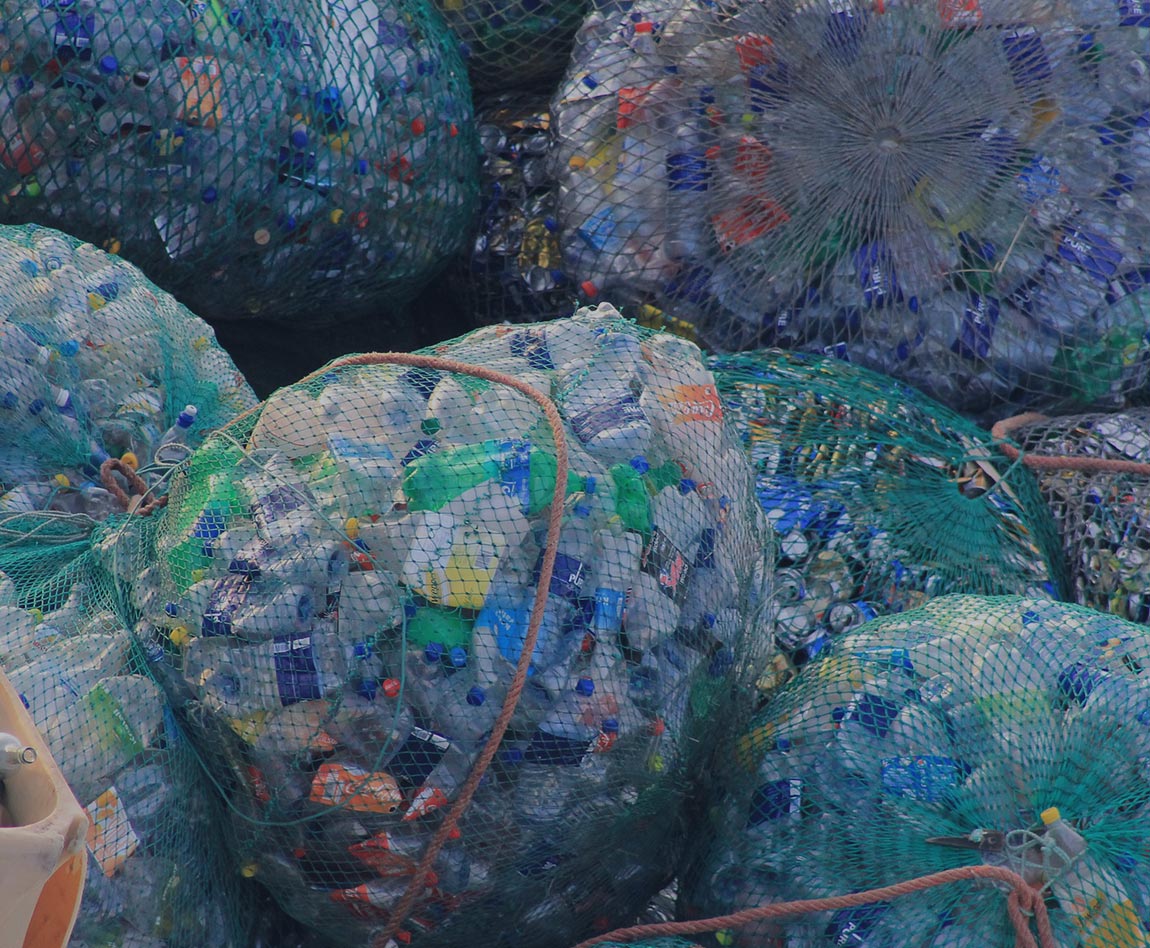 basura de botellas de plastico