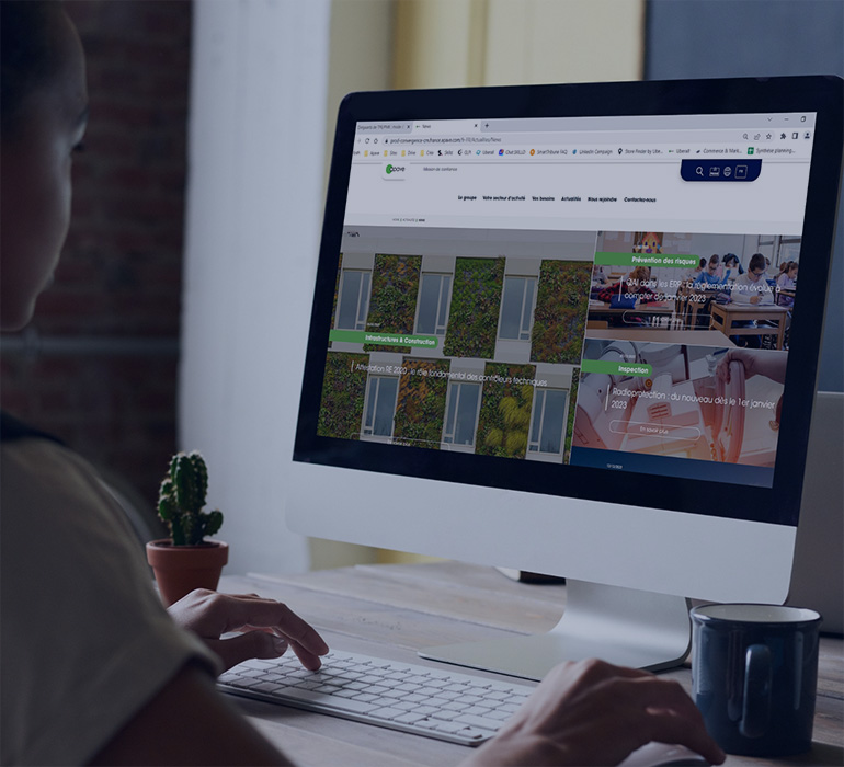 Une dame devant son ordinateur consulte la page News du site Apave France