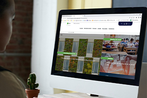 Une dame devant son ordinateur consulte la page News du site Apave France