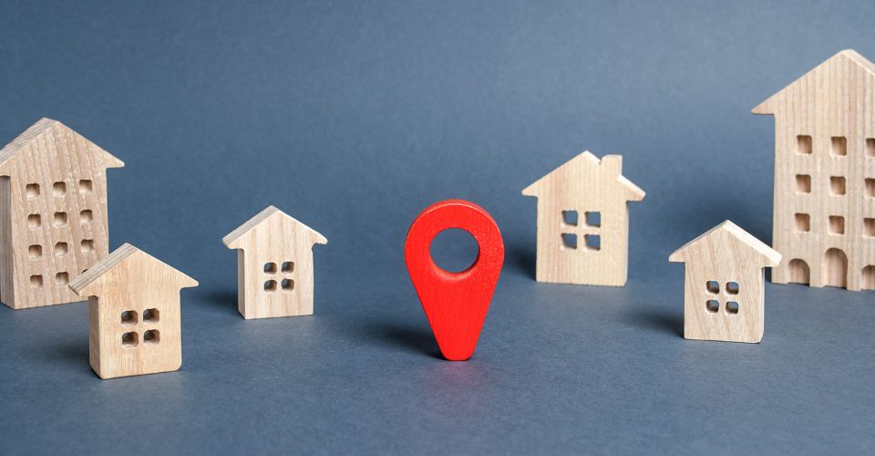 Pointeur de navigation rouge dans une ville ou un village. Lieux et sites touristiques dans la ville. Emplacement et itinéraires. Le concept de voyage et le choix d'un nouveau lieu de résidence.