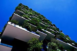 Un bâtiment avec de la verdure