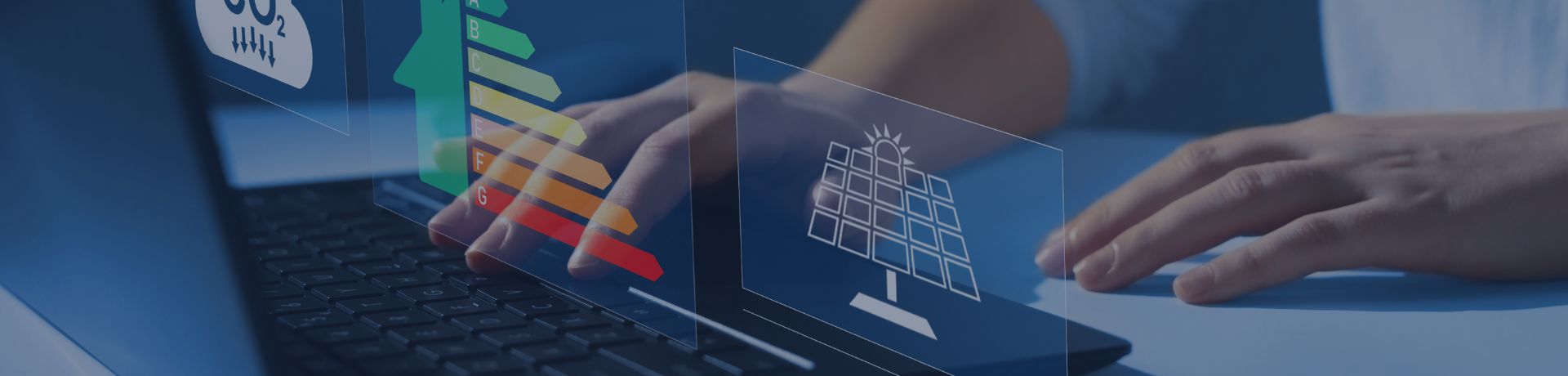 Une personne devant un ordinateur portable avec des pictogrammes représentant le concept de l'énergie