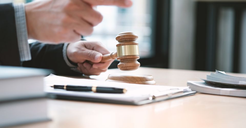 Marteau de juge sur un bureau avec des documents.