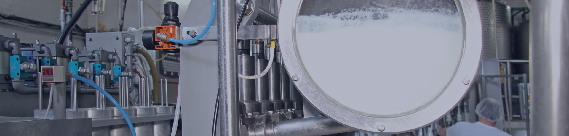 Une usine agroalimentaire avec des machines pour le traitement du lait