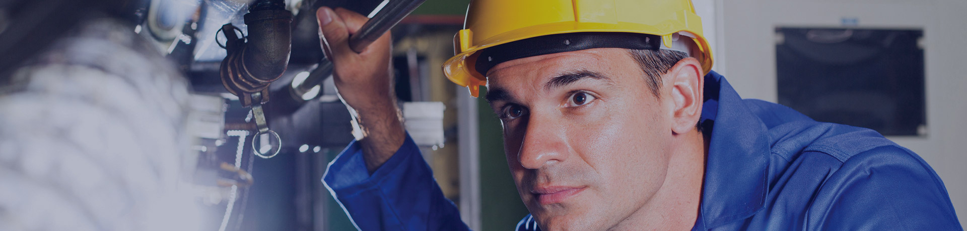 Un homme devant une machine