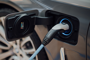 Un branchement sur une voiture électrique