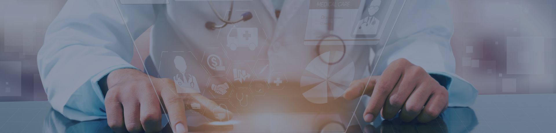 Un medecin en train de noter sur une tablette