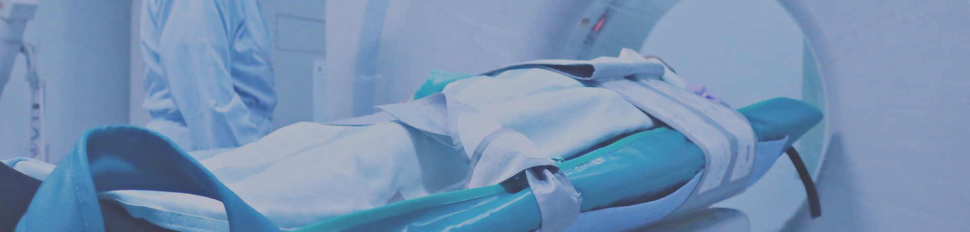 Un agent médical en train de faire passer une IRM à un patient