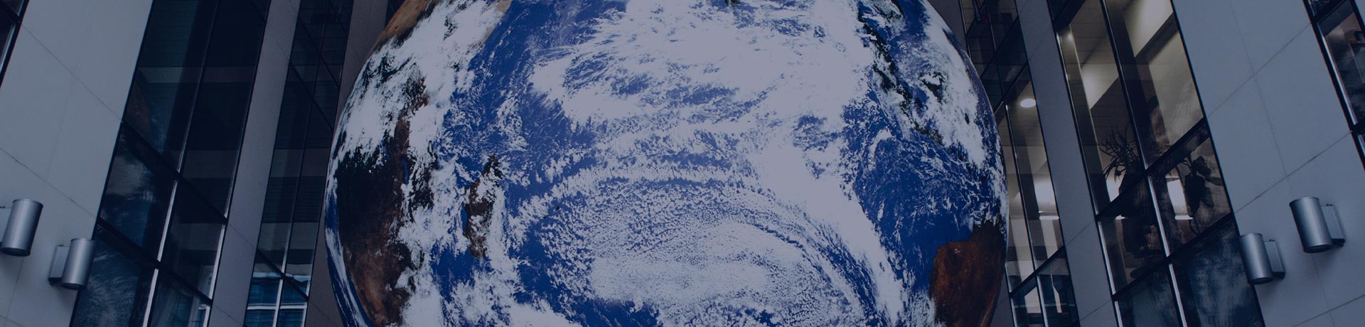 La terre est représentée devant un immeuble