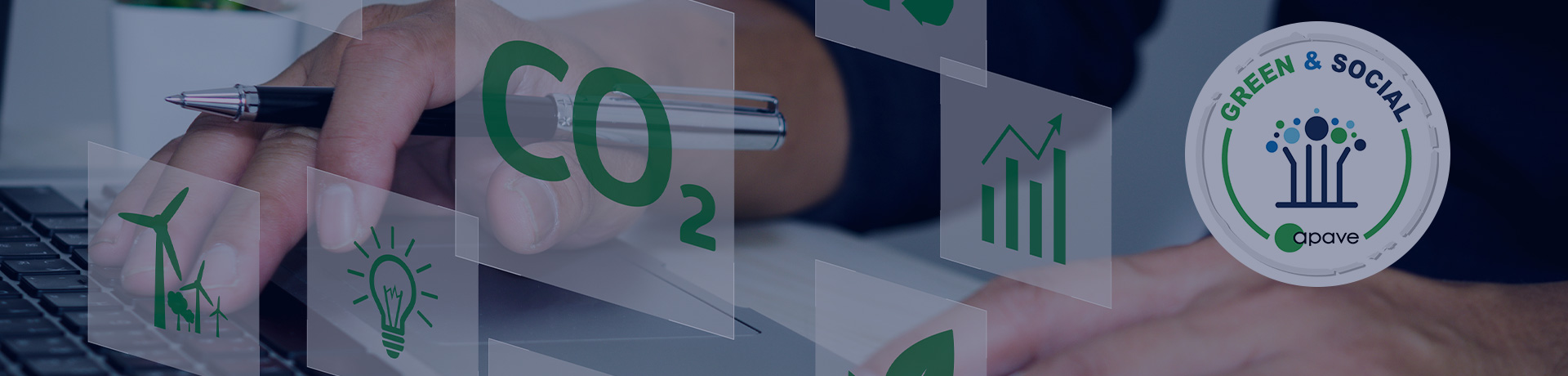 Un homme devant son ordinateur avec des pictogrammes représentants le développement durable