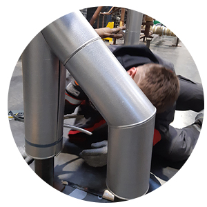 Un stagiaire Apave examine un équipement