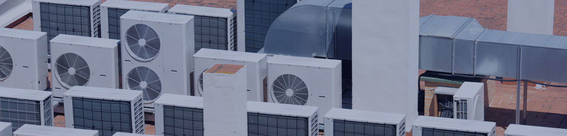 Des installations de climatisation sur le toit d'un immeuble