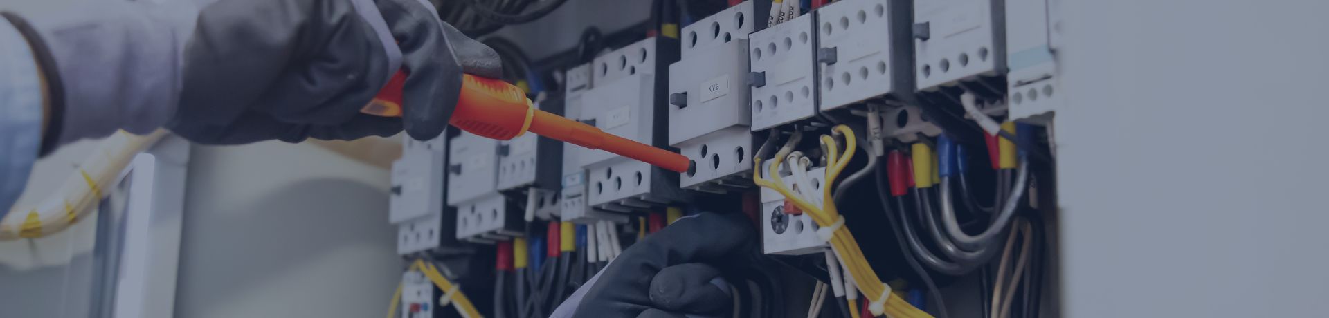 Un électricien contrôle une armoire électrique