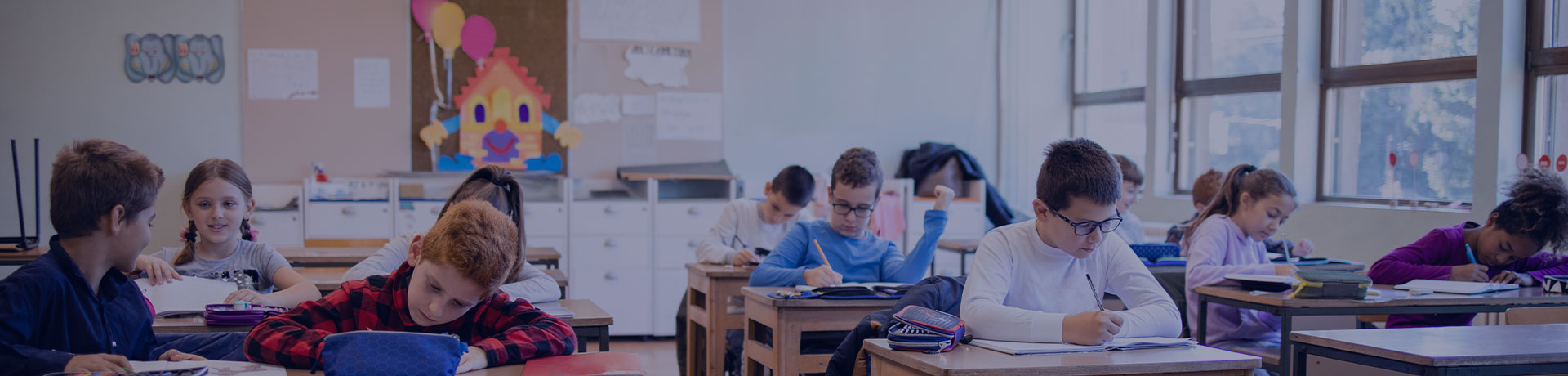 Un groupe d'élèves en train de travailler dans une salle de classe