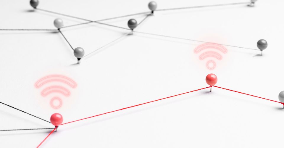 Image de réseau futuriste avec des signaux lumineux et des connexions dynamiques.