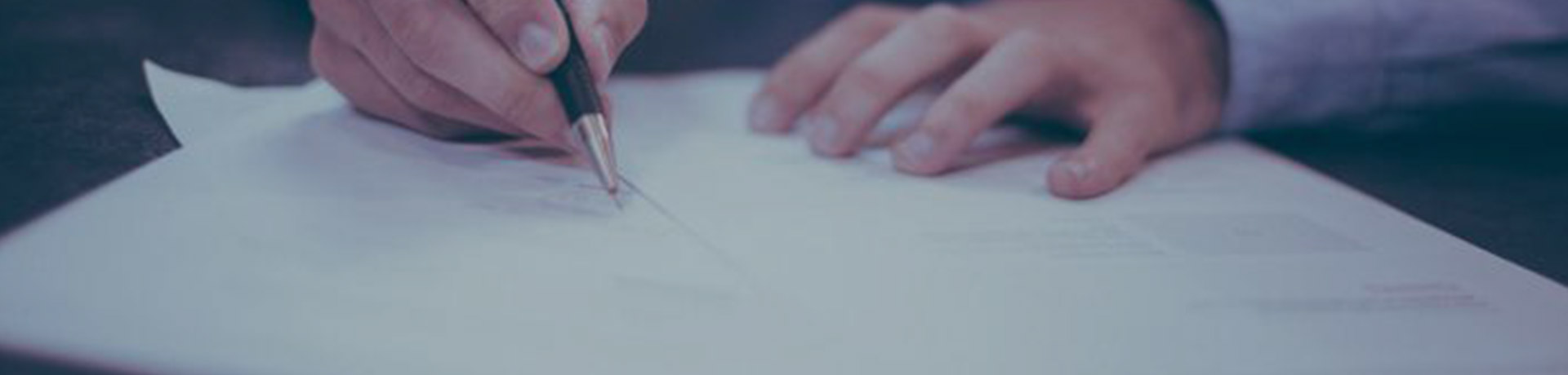 Un homme signe un document