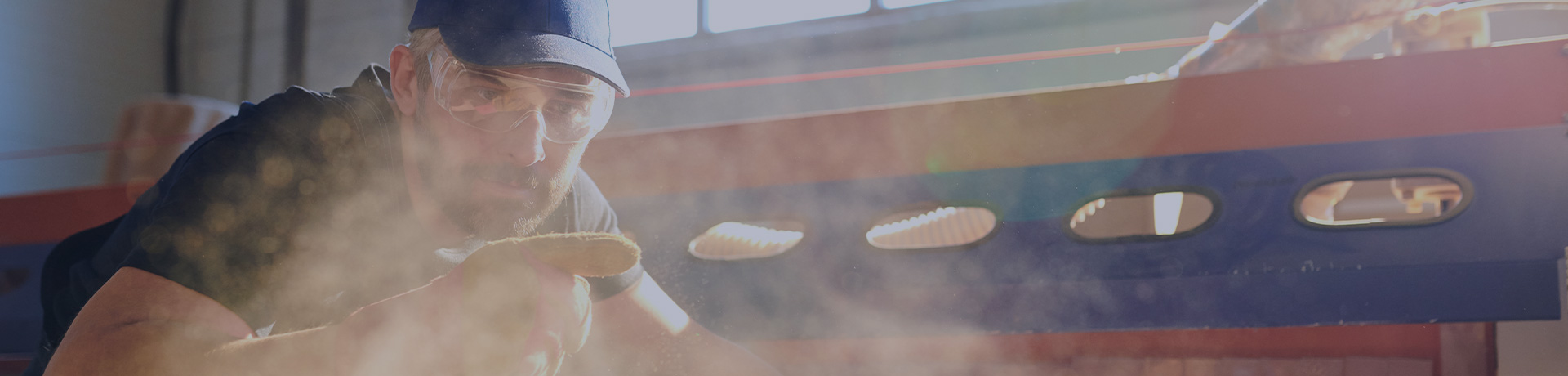 Un homme travaillant avec de la poussière