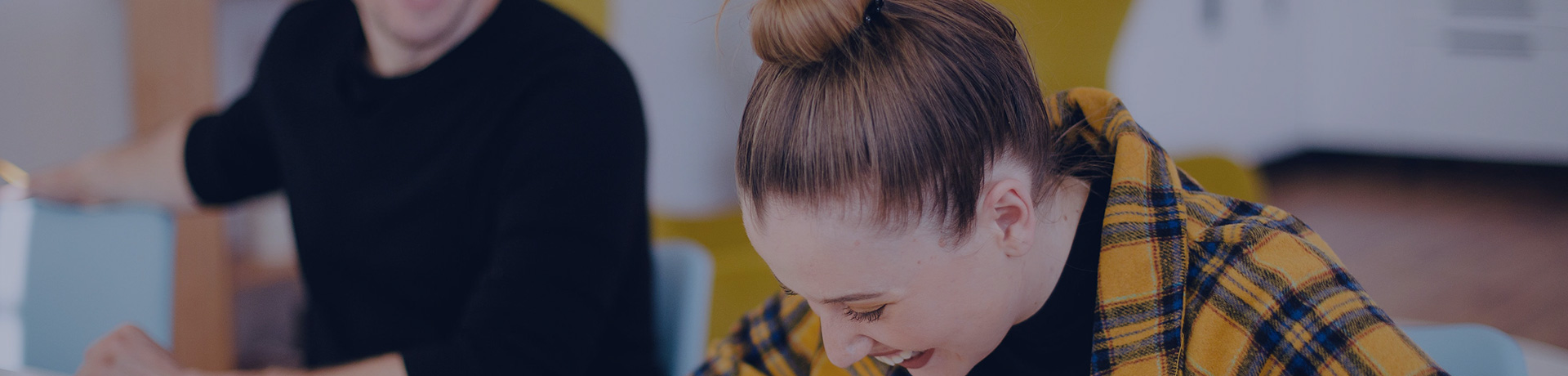 Une femme en train de rire avec son collègue