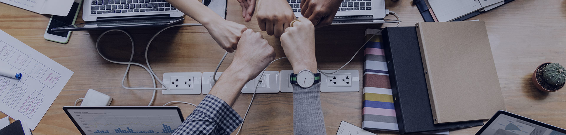 Des personnes qui se tapent dans la main