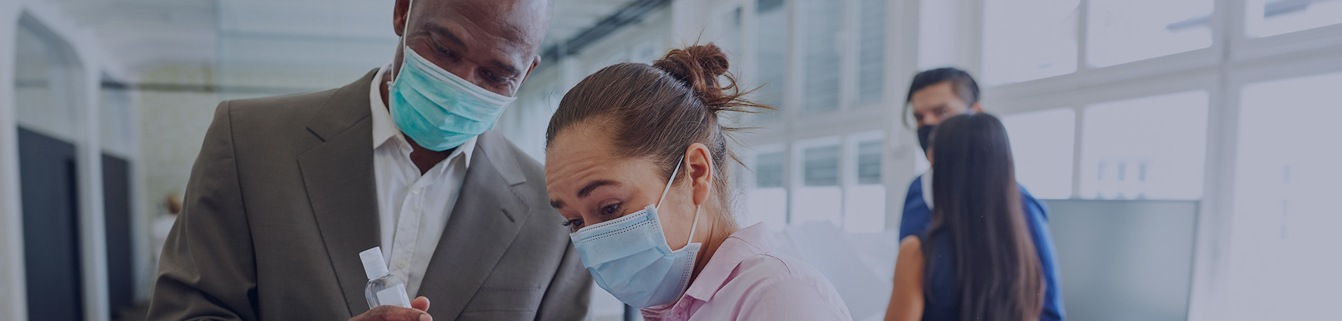 Deux employés portant des masques