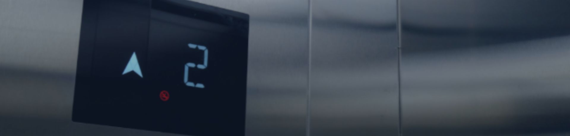 Affichage numérique d'ascenseur indiquant le 2e étage et une flèche de direction vers le haut