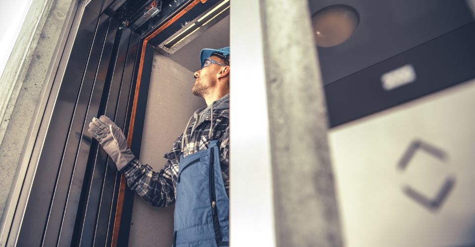 Technicien de maintenance ascenseur en plein travail