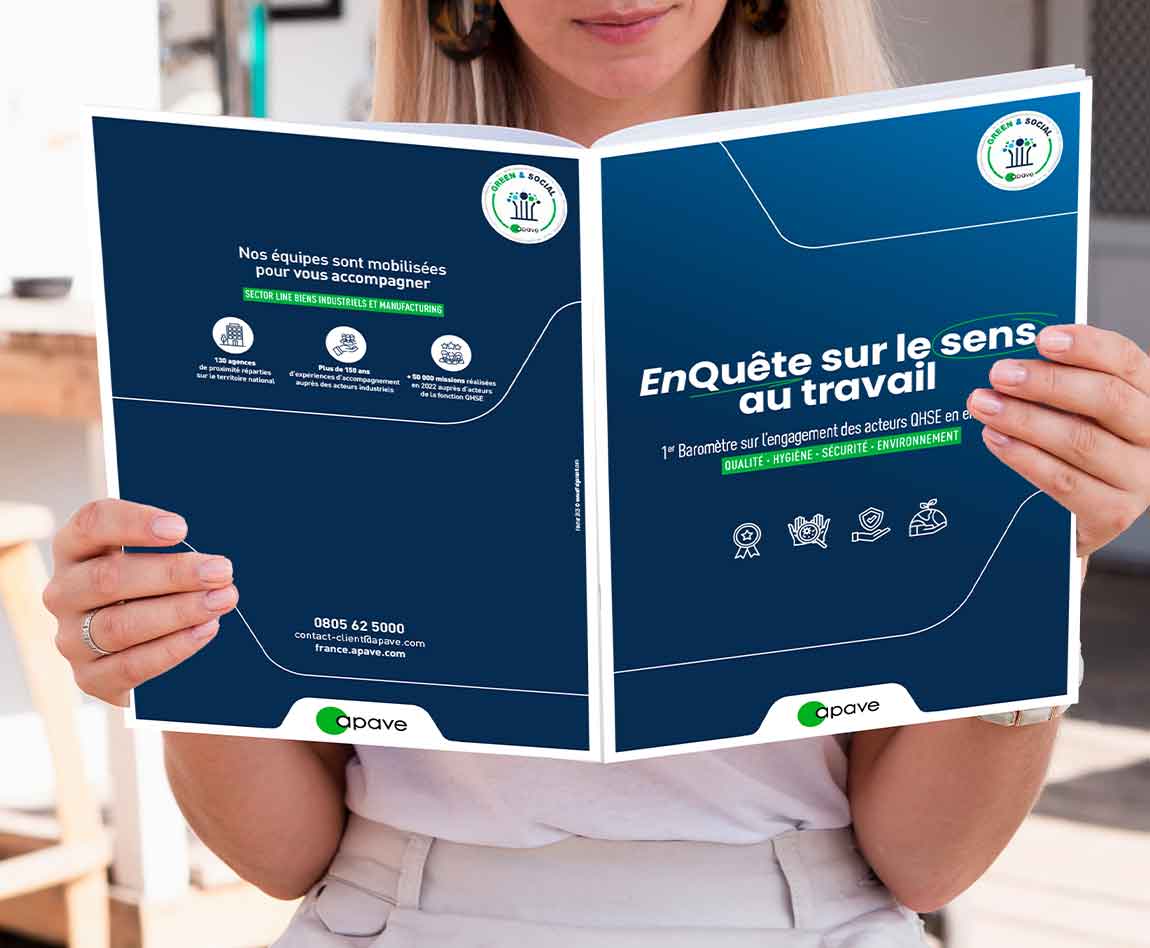 Une femme tient dans ses mains l'enquête HSE Apave