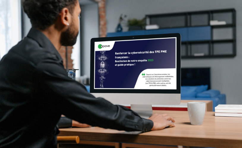 Un homme regarde la restitution de l'enquête cybersécurité d'Apave sur son ordinateur 