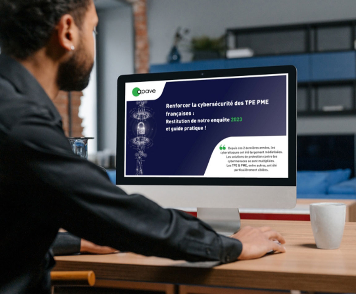 Un homme regarde la restitution de l'enquête cybersécurité d'Apave sur son ordinateur