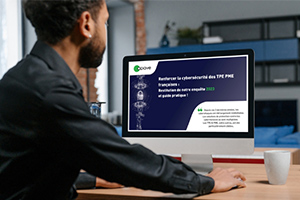 Un homme regarde la restitution de l'enquête cybersécurité d'Apave sur son ordinateur