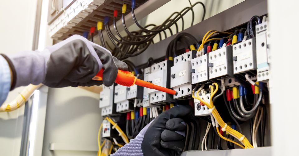 Intervention sur un tableau électrique pour vérification et mise en conformité aux normes NFC 15-100.