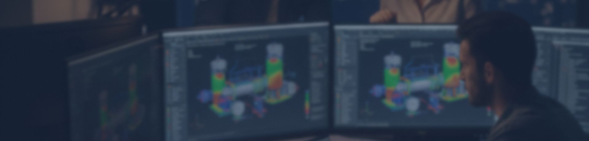 Ingénieurs travaillant de nuit sur des modélisations 3D de calcul de structure sur écrans.