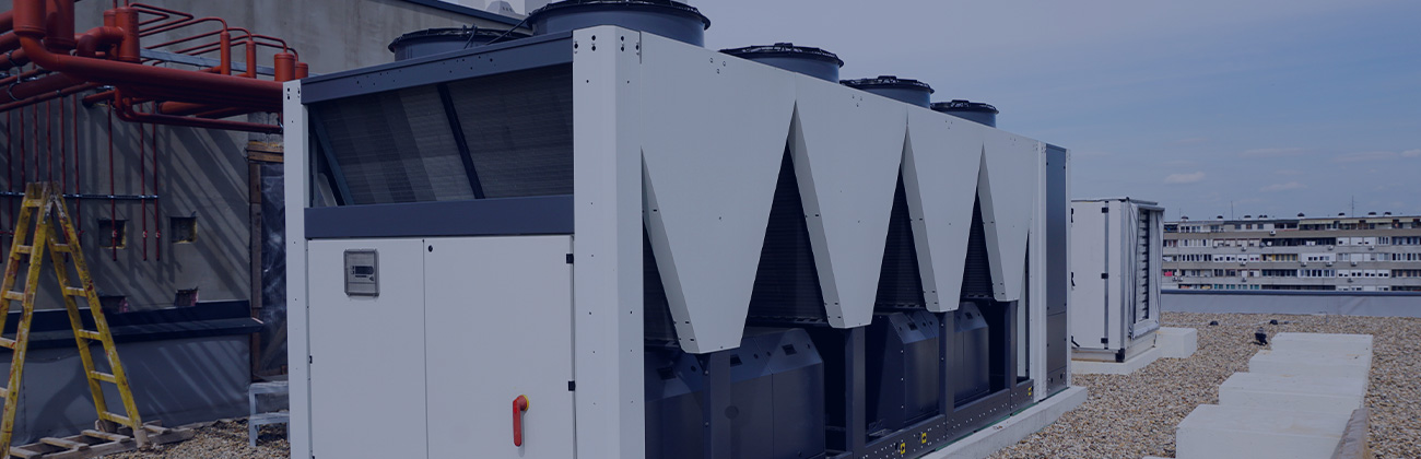 Un groupe froid sur le toit d'un immeuble