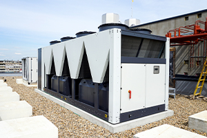 Un groupe froid sur le toit d'un immeuble