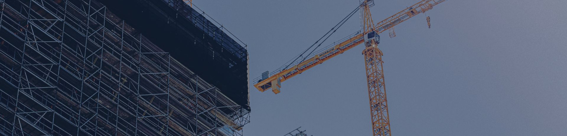 Une grue à côté d'un bâtiment en construction