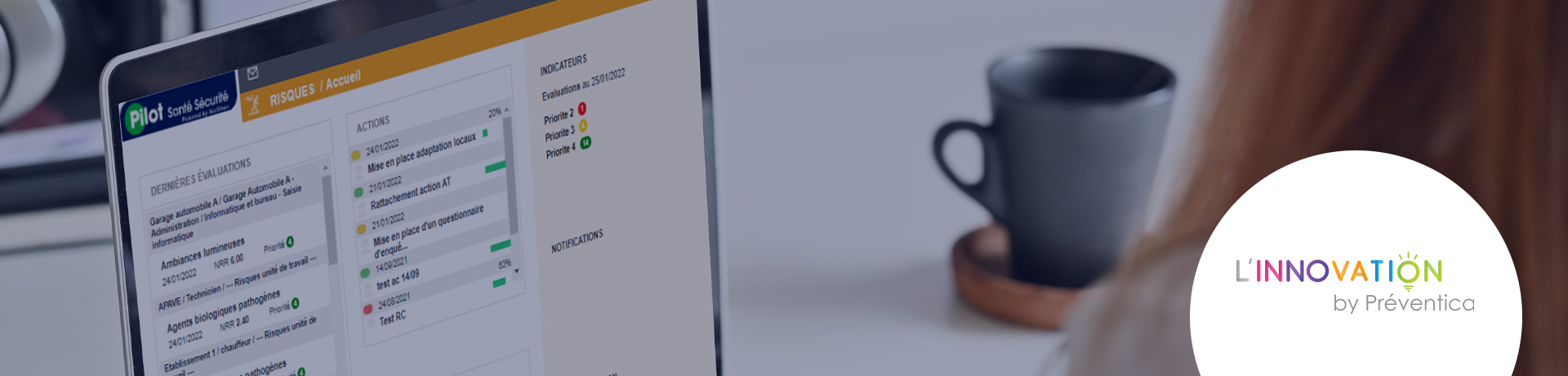 Une femme est assise à son bureau et utilise l'application Pilot Santé Sécurité sur son ordinateur