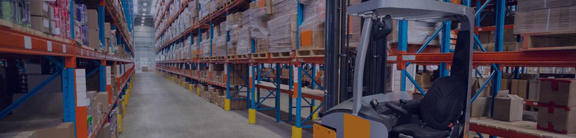 Chariot élévateur dans un entrepôt logistique